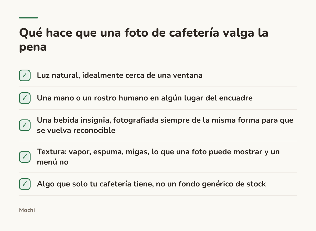Infografía (lista de verificación): Qué hace que una foto de cafetería valga la pena. Luz natural, idealmente cerca de una ventana; Una mano o un rostro humano en algún lugar del encuadre; Una bebida insignia, fotografiada siempre de la misma forma para que se vuelva reconocible; Textura: vapor,...