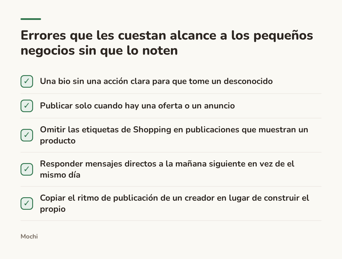 Infografía (lista de verificación): Errores que les cuestan alcance a los pequeños negocios sin que lo noten. Una bio sin una acción clara para que tome un desconocido; Publicar solo cuando hay una oferta o un anuncio; Omitir las etiquetas de Shopping en publicaciones que muestran un producto;...