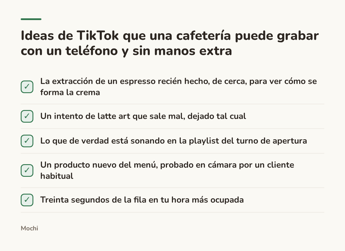 Infografía (lista de verificación): Ideas de TikTok que una cafetería puede grabar con un teléfono y sin manos extra. La extracción de un espresso recién hecho, de cerca, para ver cómo se forma la crema; Un intento de latte art que sale mal, dejado tal cual; Lo que de verdad está sonando en la...